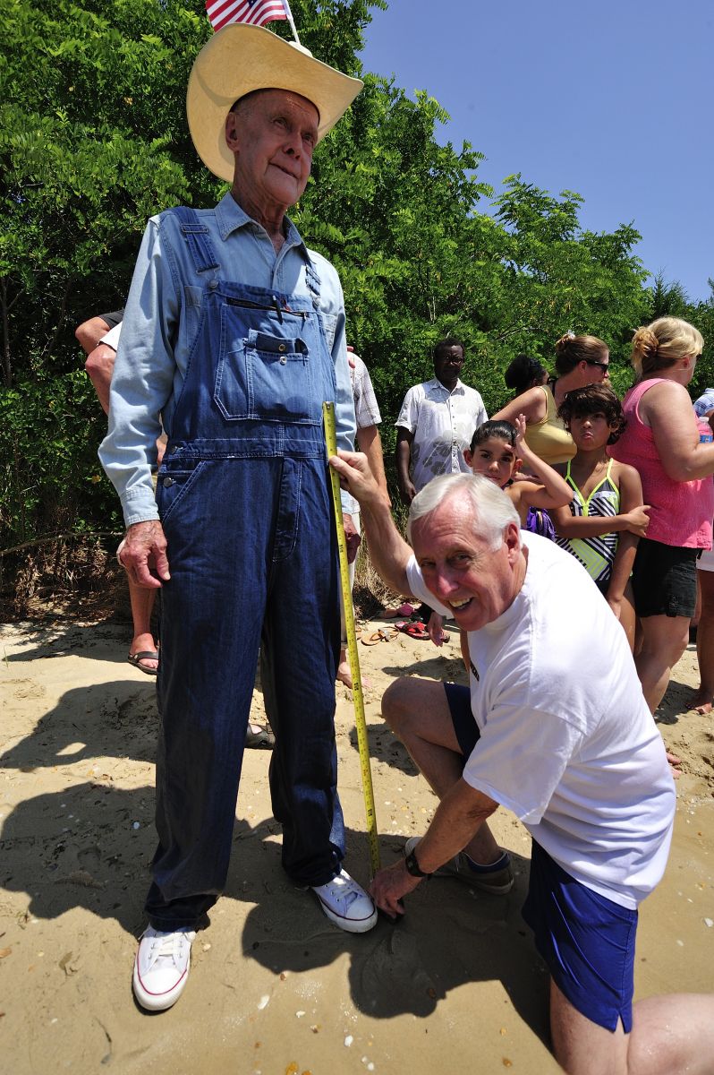 photo of Bernie Fowler and U.S. Rep. Steny Hoyer (right, kneeling)